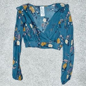 Sadie & Sage long sleeve, v neck, crop top, blouse. Floral design.